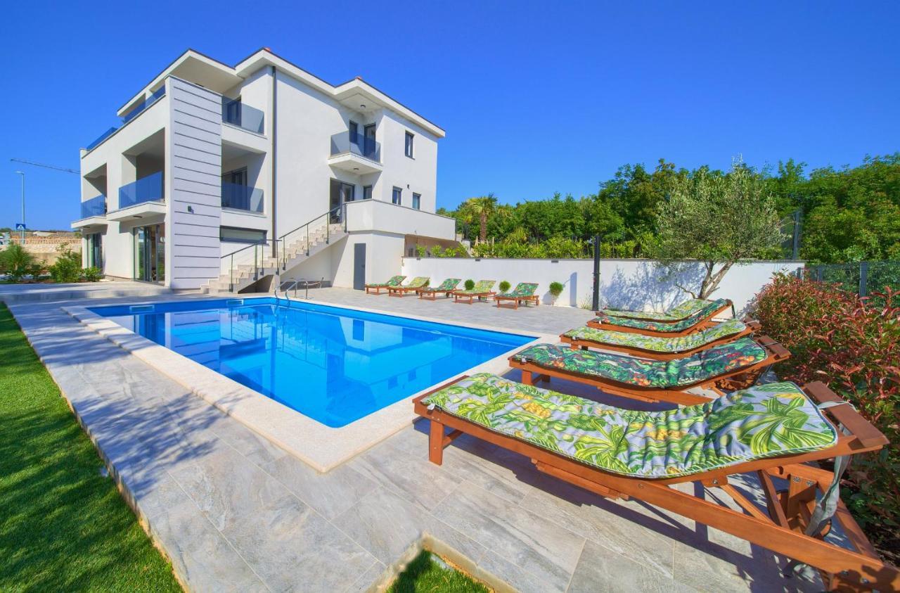 Paola & Karla With Pool Apartment