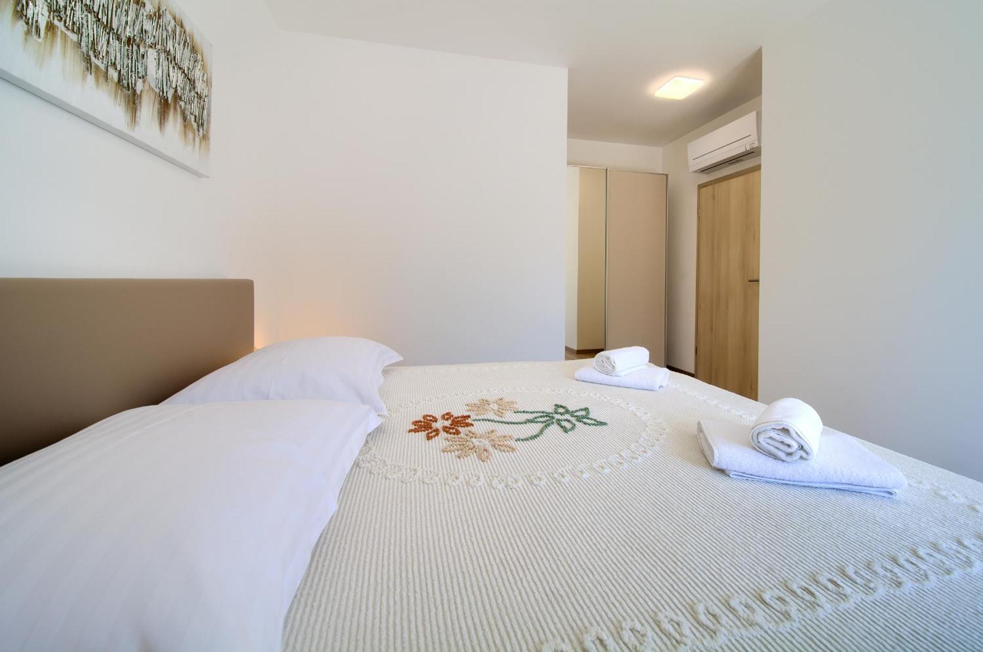 Paola & Karla With Pool Apartment Krk Town
