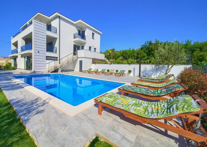 Apartments Paola & Karla With Pool
