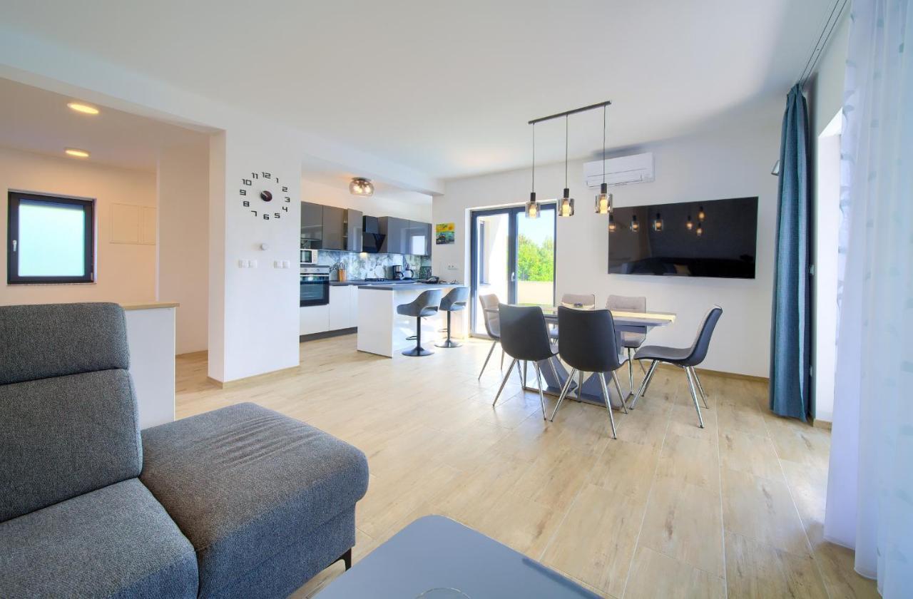 Apartma Paola & Karla With Pool Krk Town