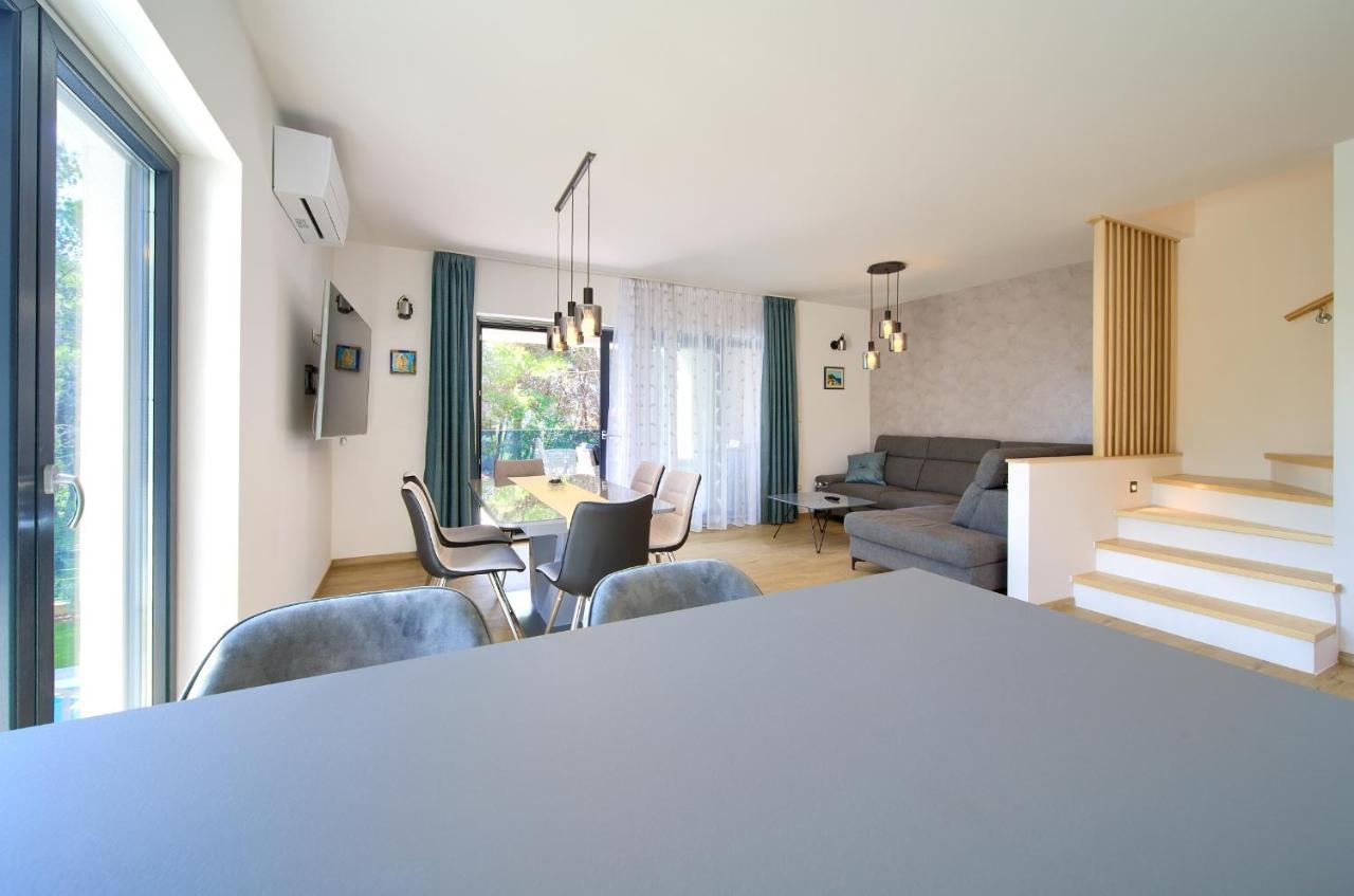 Apartma Paola & Karla With Pool Krk Town
