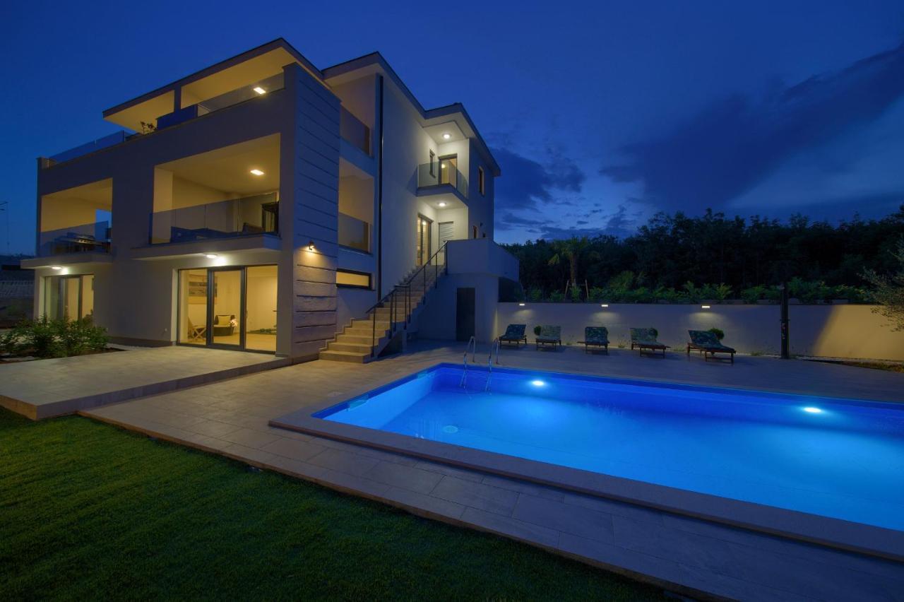 Paola & Karla With Pool Apartma *