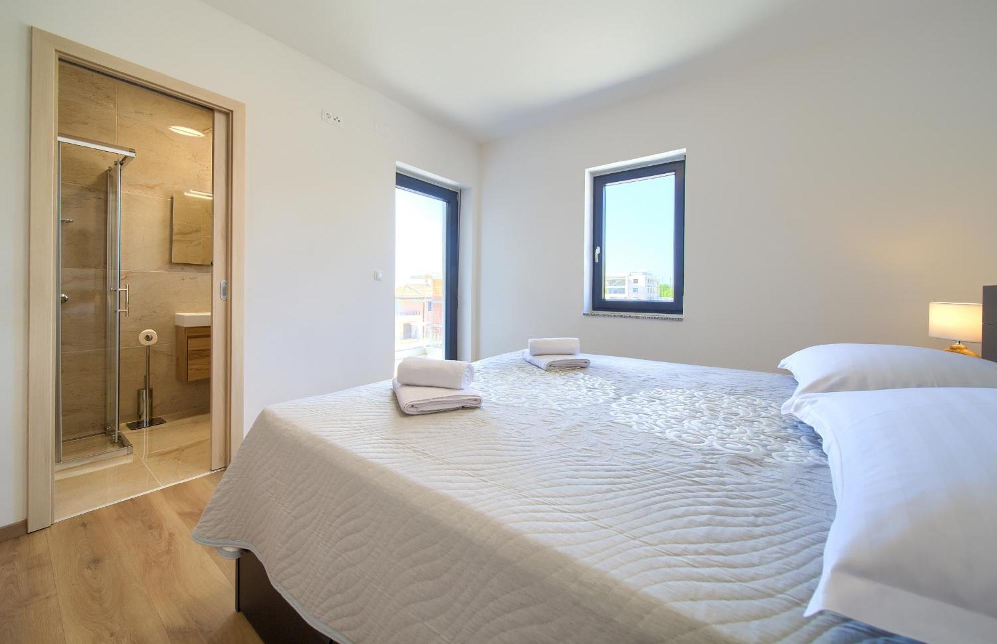 Apartma Paola & Karla With Pool Krk Town